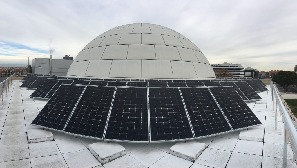 Instalación fotovoltaica con paneles bifaciales en Planetario de Madrid